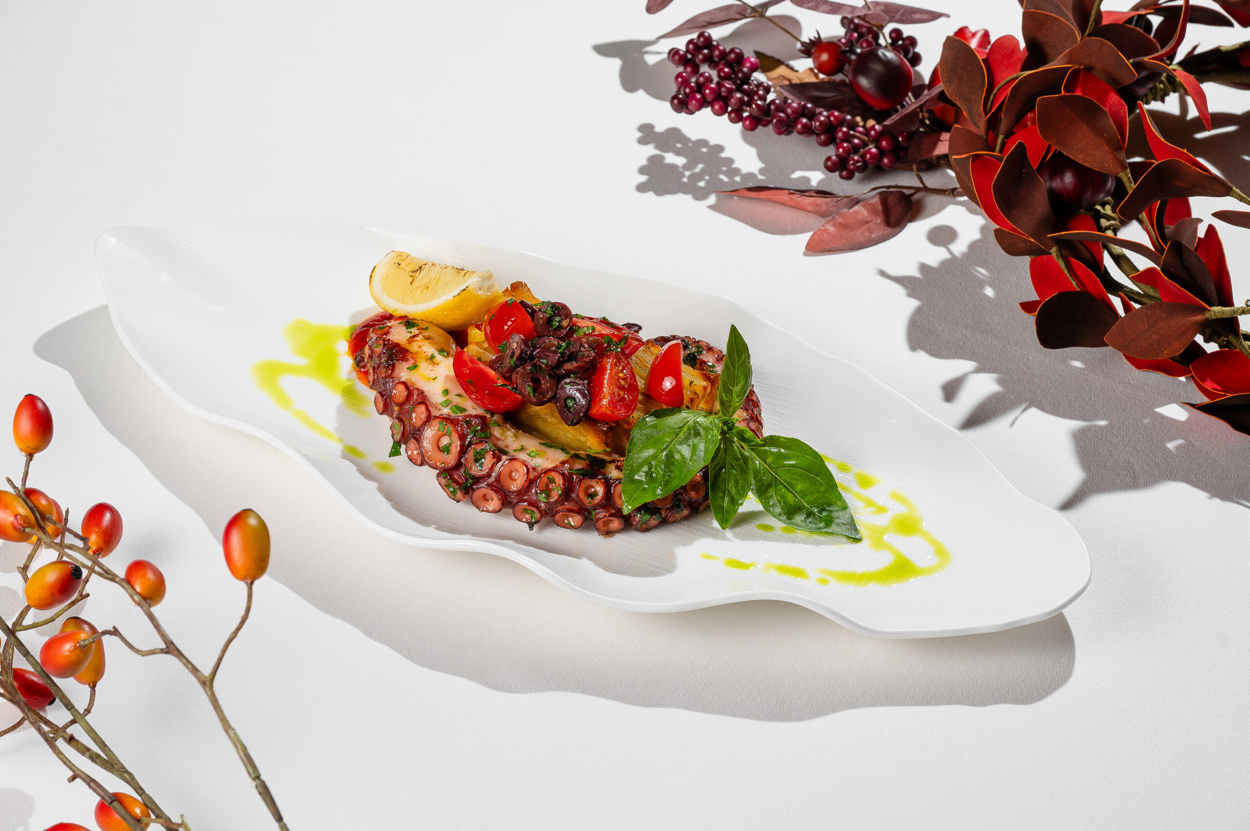 Осьминог с картофельным гратеном и соусом «Кули»