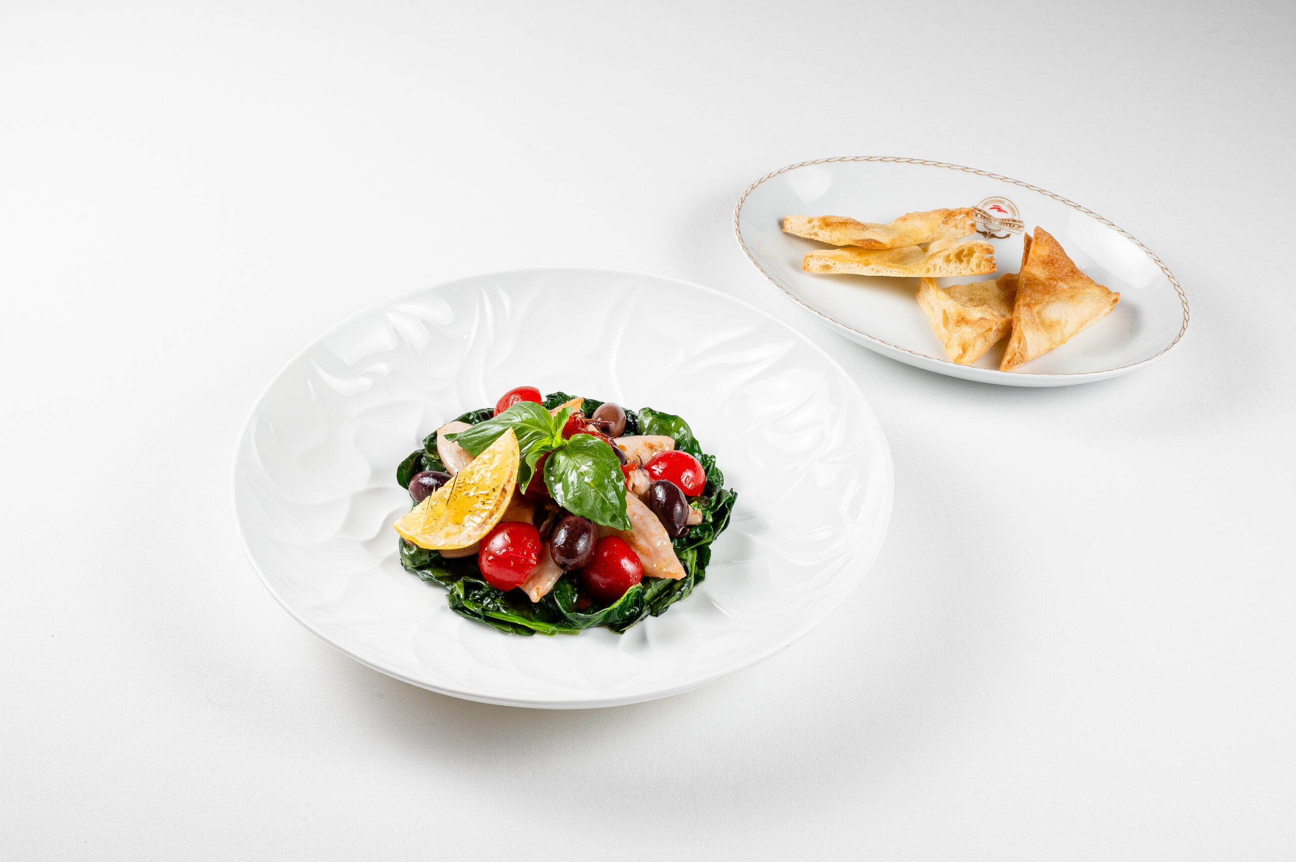 Мини-кальмары с оливками и острым томатным соусом